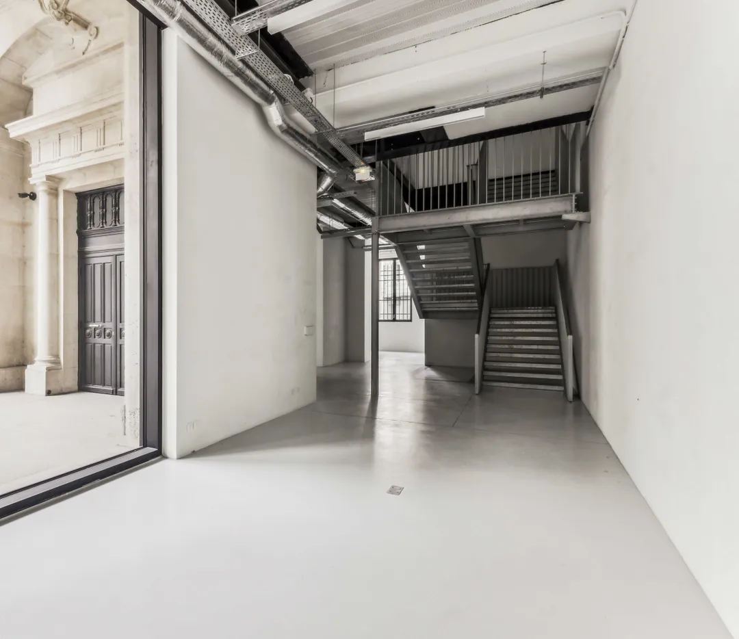 Central Showroom - Photo 2