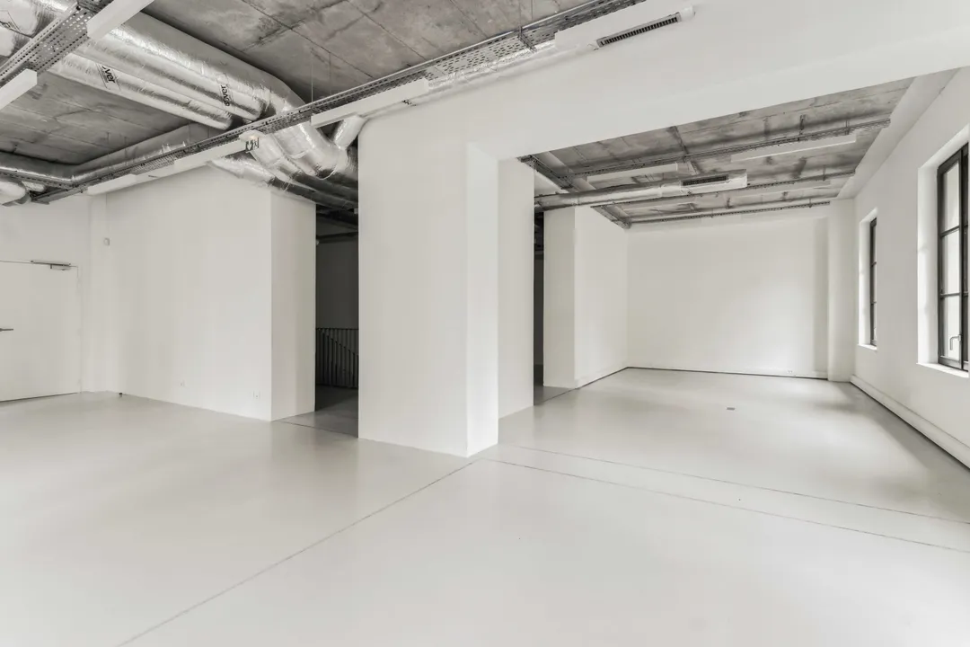 Central Showroom - Photo 4