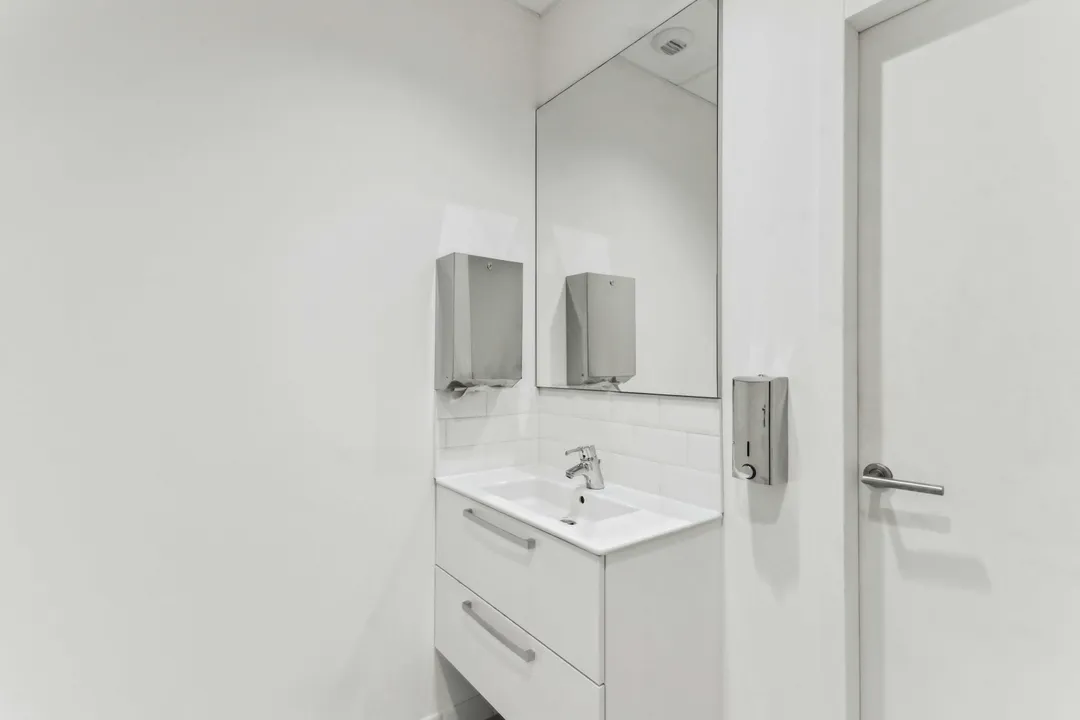 Central Showroom - Photo 5