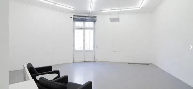Corner Showroom - Photo 2