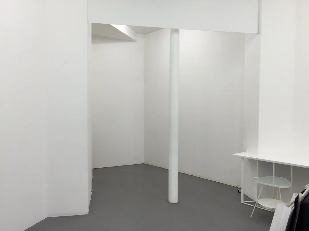 Corner Showroom - Photo 3