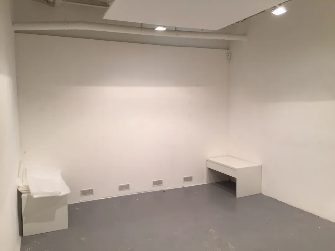 Corner Showroom - Photo 4