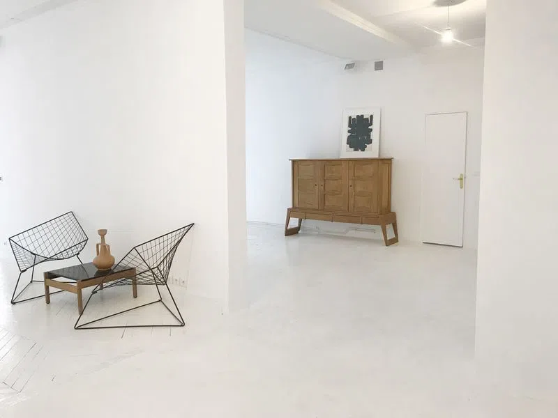 The Cosy White Showroom - Photo 2